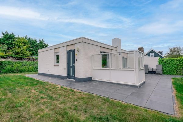 Buitenkant - Knus en gezellig 4-persoons bungalow in De Koog (1)