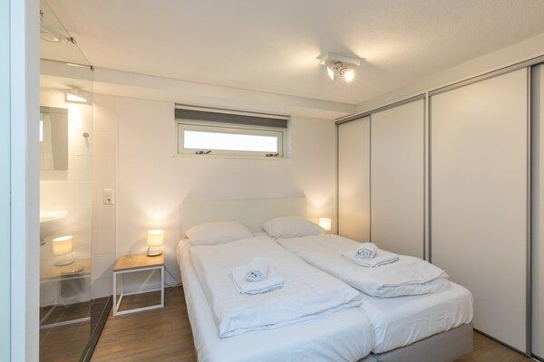 Slaapkamer - Luxe villa in Zeeland vlakbij het strand in Renesse (5)