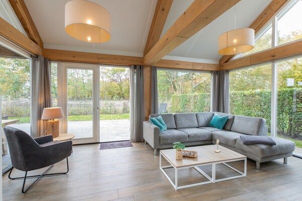 Woonkamer - Luxe villa in Zeeland vlakbij het strand in Renesse (2)