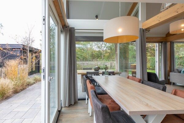 Eetkamer - Luxe villa in Zeeland vlakbij het strand in Renesse (4)