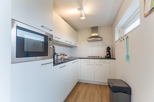 Keuken - Een heerlijke plek voor het hele gezin aan de kust met een omheinde tuin in Renesse (3)