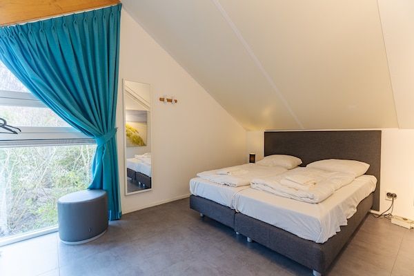 Slaapkamer - Een heerlijke plek voor het hele gezin aan de kust met een omheinde tuin in Renesse (5)