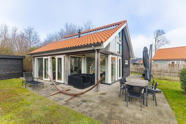 Buitenkant - Een heerlijke plek voor het hele gezin aan de kust met een omheinde tuin in Renesse (1)