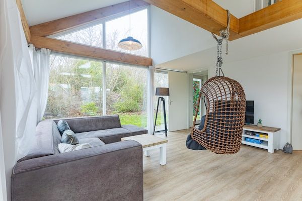 Woonkamer - Een heerlijke plek voor het hele gezin aan de kust met een omheinde tuin in Renesse (2)