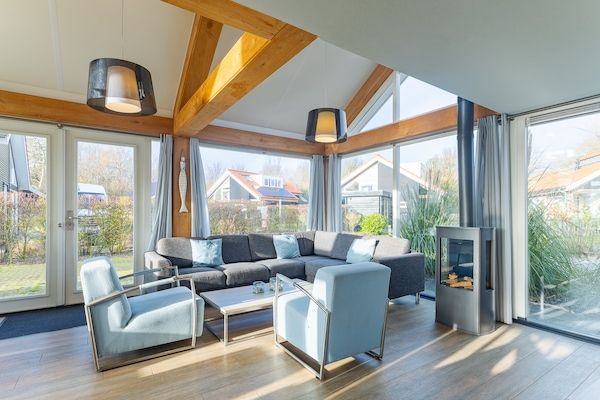 Woonkamer - Comfortabel familiehuis aan het strand in Renesse (2)