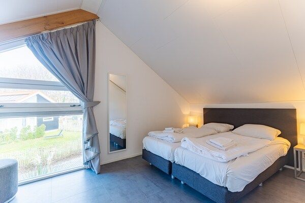 Slaapkamer - Comfortabel familiehuis aan het strand in Renesse (5)