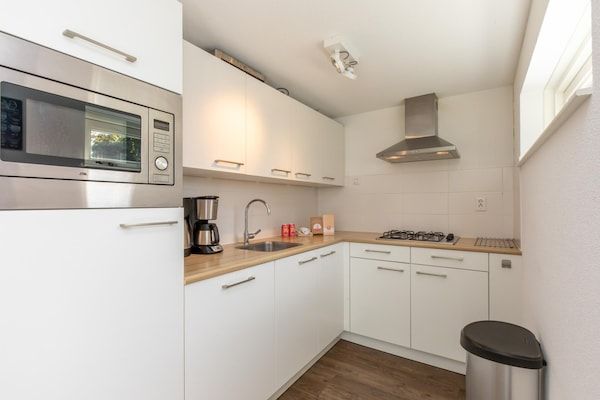 Keuken - Modern vakantiehuis vlakbij het strand in Renesse (3)