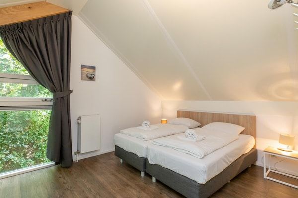 Slaapkamer - Modern vakantiehuis vlakbij het strand in Renesse (4)