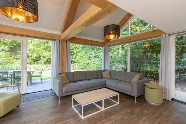 Woonkamer - Modern vakantiehuis vlakbij het strand in Renesse (1)