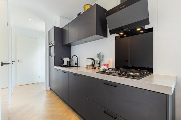 Keuken - Modern chalet vlakbij het strand in Renesse in Renesse (3)