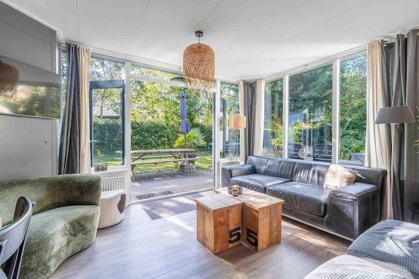 Woonkamer - Sfeervol ingerichte bungalow voor 6 personen met veel privacy in De Koog (3)