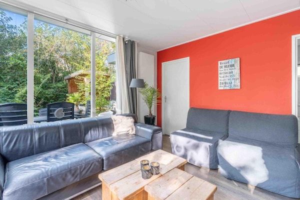 Woonkamer - Sfeervol ingerichte bungalow voor 6 personen met veel privacy in De Koog (4)