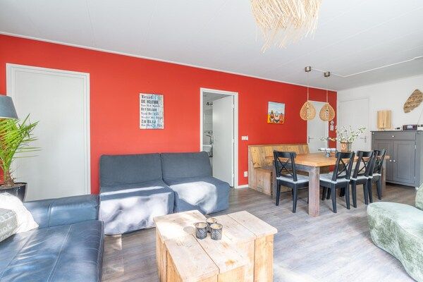 Woonkamer - Sfeervol ingerichte bungalow voor 6 personen met veel privacy in De Koog (5)