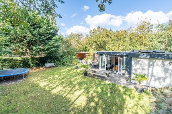 Buitenkant - Sfeervol ingerichte bungalow voor 6 personen met veel privacy in De Koog (2)