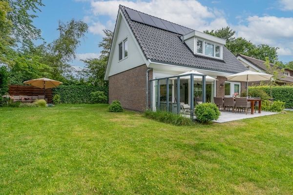 Buitenkant - Sfeervol ingericht 6-peroons landhuis in Den Burg (1)