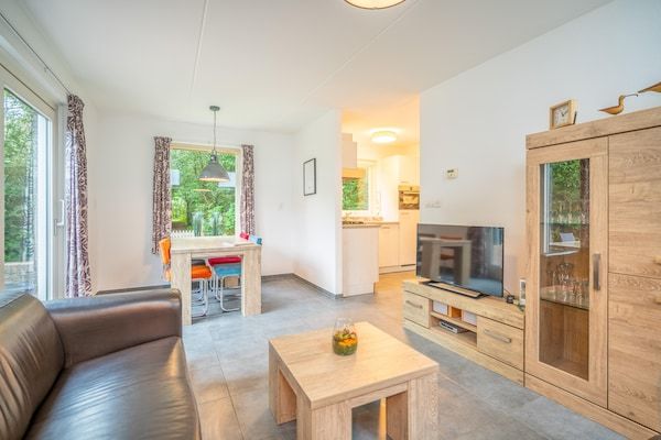 Woonkamer - Smaakvol en modern ingerichte 5 persoons bungalow in De Waal (5)