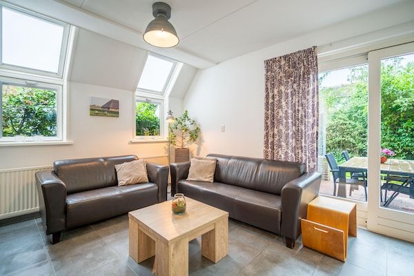 Woonkamer - Smaakvol en modern ingerichte 5 persoons bungalow in De Waal (4)