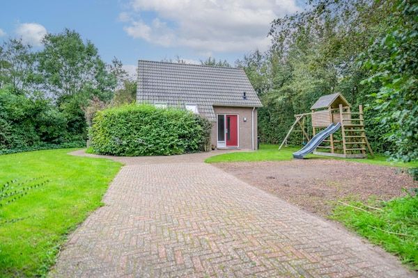 Tuin - Smaakvol en modern ingerichte 5 persoons bungalow in De Waal (2)