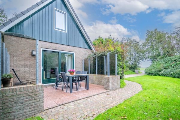 Buitenkant - Smaakvol en modern ingerichte 5 persoons bungalow in De Waal (1)