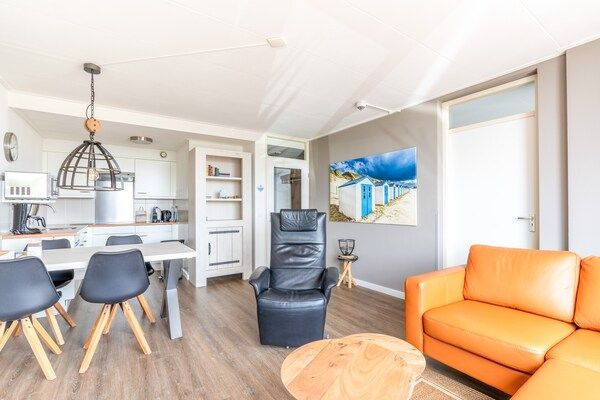 Woonkamer - Fijn appartement nabij strand in De Koog (2)