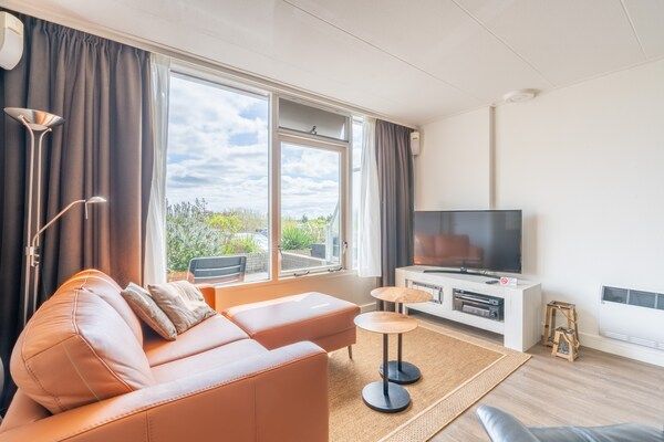 Woonkamer - Fijn appartement nabij strand in De Koog (3)