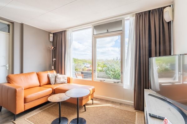 Woonkamer - Fijn appartement nabij strand in De Koog (4)
