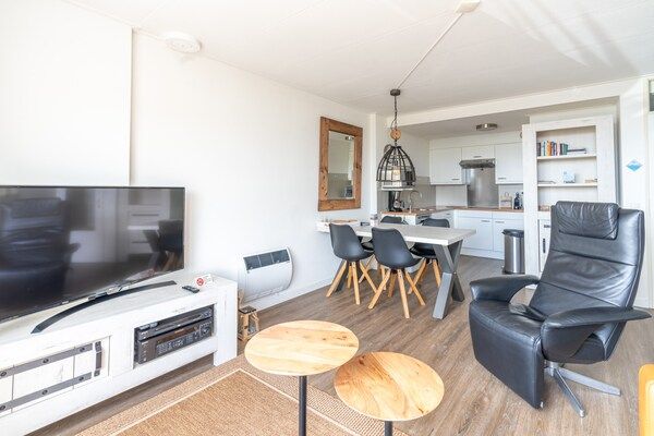 Woonkamer - Fijn appartement nabij strand in De Koog (5)