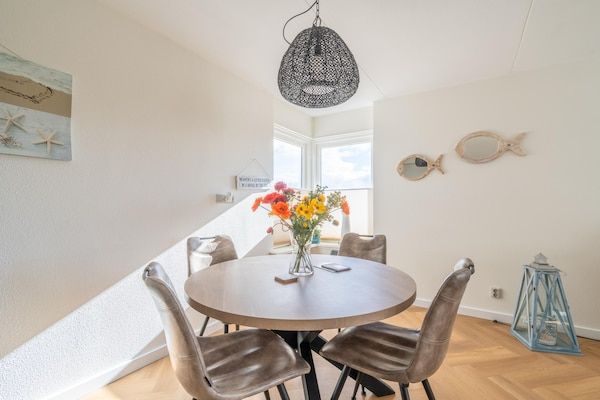 Eetkamer - 2 persoons eilandzicht appartement in De Koog (5)