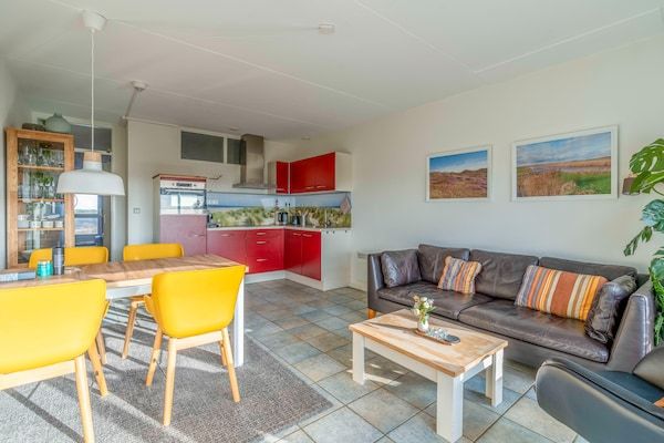 Woonkamer - 4 Persoons appartement met zeezicht in De Koog (5)