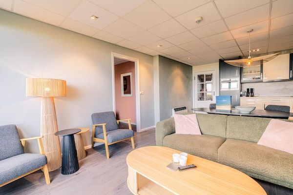 Woonkamer - 2 persoons zeezicht appartement met sauna in De Koog (4)