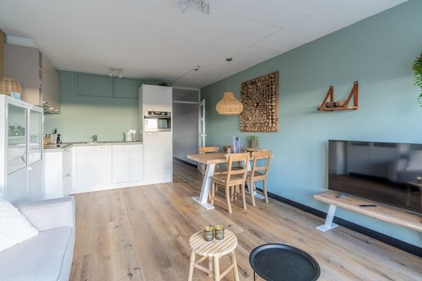 Woonkamer - 2 Persoons appartement met sauna in De Koog (3)