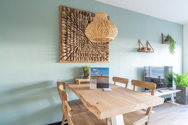 Eetkamer - 2 Persoons appartement met sauna in De Koog (5)