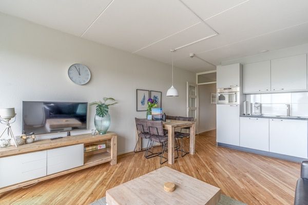 Woonkamer - 2 Persoons appartement met sauna in De Koog (5)