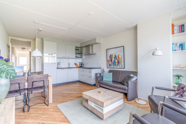Woonkamer - 2 Persoons appartement met sauna in De Koog (4)