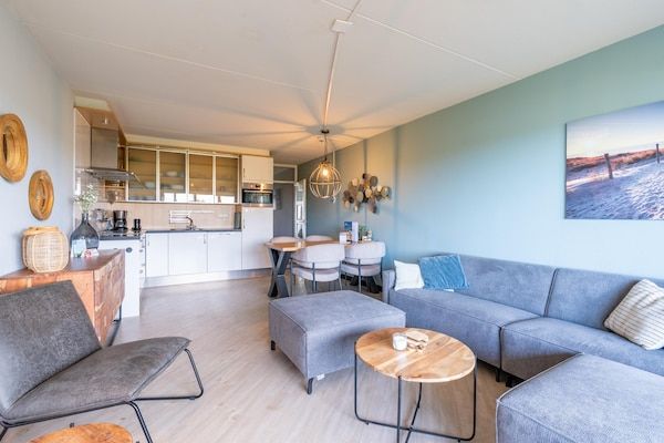 Woonkamer - 2 persoons eiland-zeezicht appartement met sauna in De Koog (3)