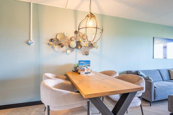 Woonkamer - 2 persoons eiland-zeezicht appartement met sauna in De Koog (5)