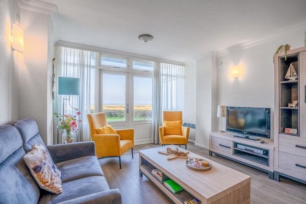 Woonkamer - 2 persoons zeezicht appartement met stoomcabine in De Koog (3)