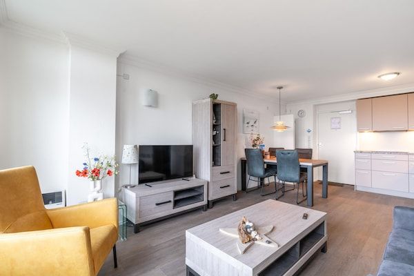 Woonkamer - 2 persoons zeezicht appartement met stoomcabine in De Koog (5)