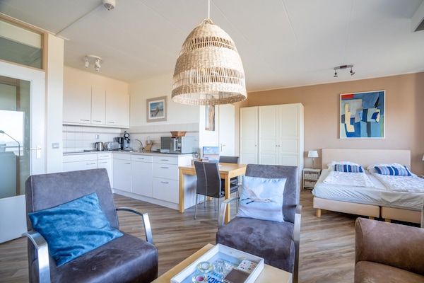 Woonkamer - 2 Persoons studio met zeezicht in De Koog (5)