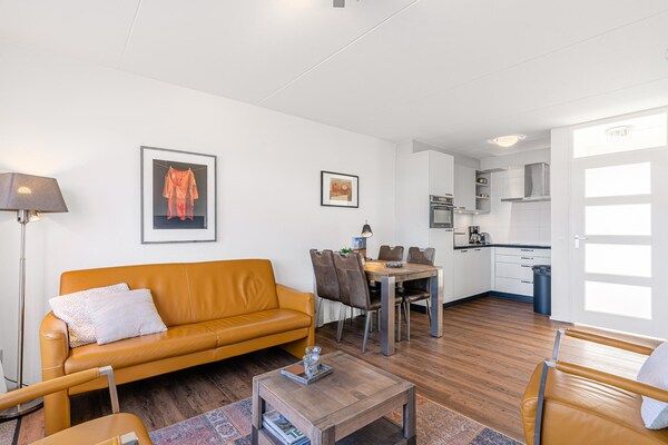 Woonkamer - 4 Persoons appartement met zeezicht in De Koog (4)
