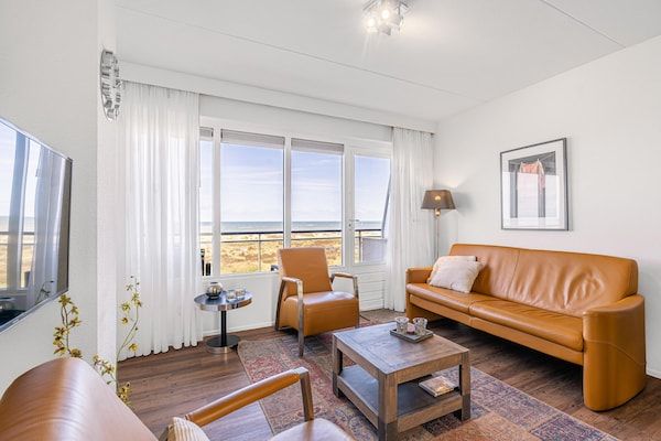 Woonkamer - 4 Persoons appartement met zeezicht in De Koog (2)