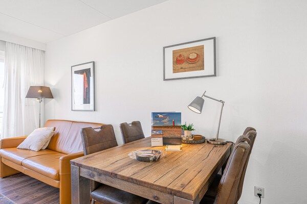 Eetkamer - 4 Persoons appartement met zeezicht in De Koog (5)