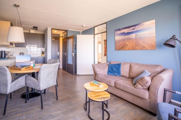 Woonkamer - 4 Persoons appartement met zeezicht in De Koog (4)