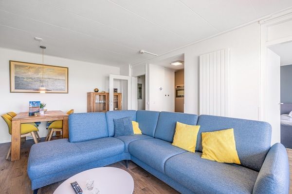 Woonkamer - 2 persoons zeezicht appartement met weids uitzicht over de Noordzee in De Koog (3)