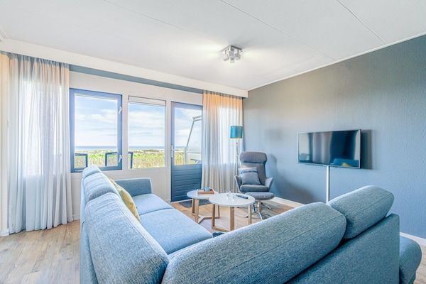 Woonkamer - 2 persoons zeezicht appartement met weids uitzicht over de Noordzee in De Koog (4)