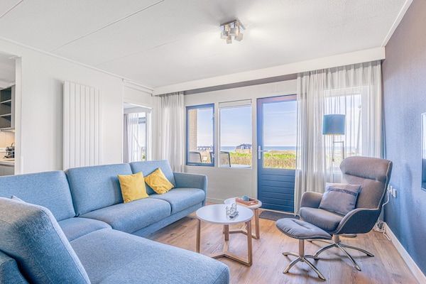 Woonkamer - 2 persoons zeezicht appartement met weids uitzicht over de Noordzee in De Koog (1)