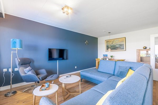 Woonkamer - 2 persoons zeezicht appartement met weids uitzicht over de Noordzee in De Koog (5)