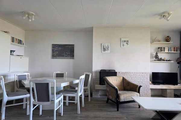 Woonkamer - 2 Persoons appartement met zeezicht in De Koog (3)