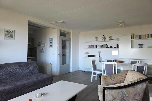 Woonkamer - 2 Persoons appartement met zeezicht in De Koog (5)