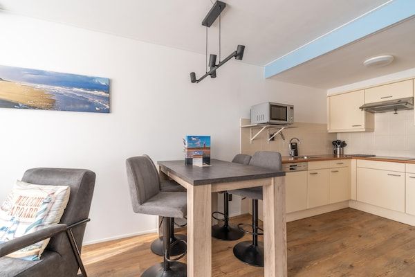 Woonkamer - 2 persoons eilandzicht appartement in De Koog (5)